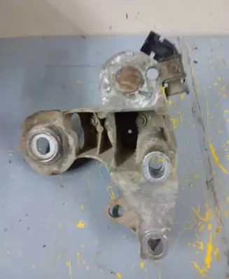 Volkswagen PASSAT B5.5 Engine mounting bracket 4B01993528
