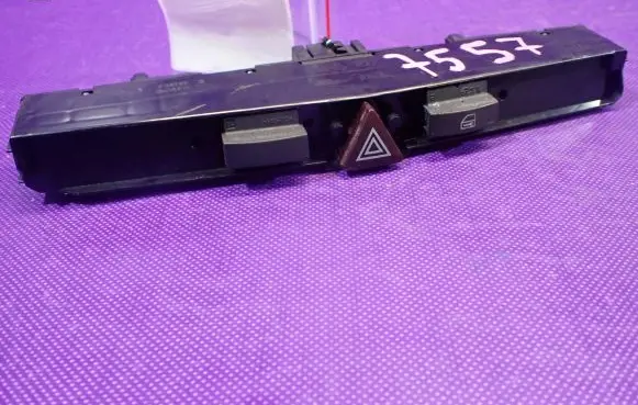 Opel Astra H Hazard light switch