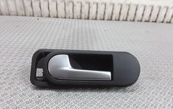 Volkswagen Golf Plus Front door interior handle 5M0837197