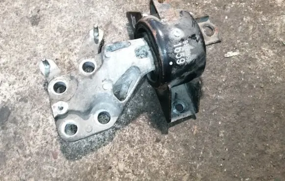 Buick Encore I Engine mount bracket 95261659
