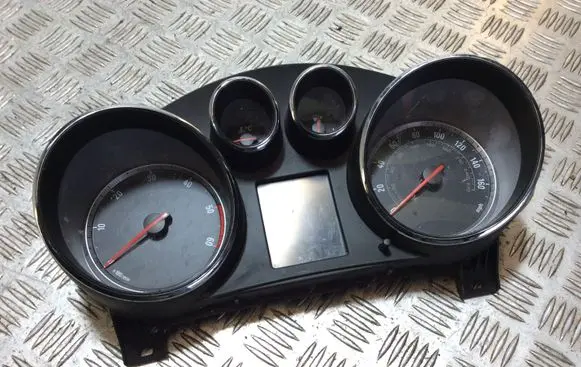 Opel Insignia A Speedometer (instrument cluster) 13333351