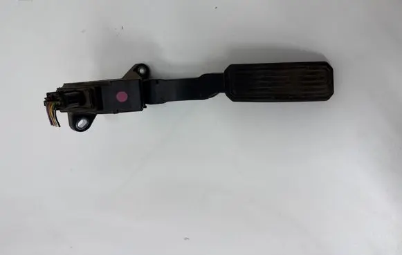 Accelerator throttle pedal