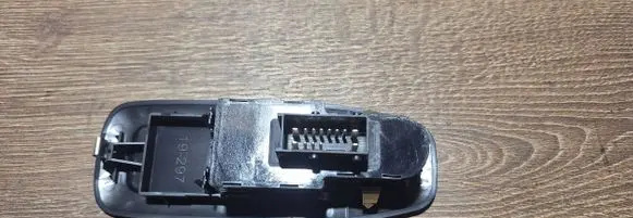 Peugeot 208 Electric window control switch 96751127zd