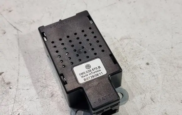 Volkswagen Golf VI Aerial antenna amplifier 5M0035570B