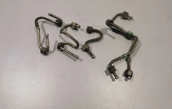 Nissan Note (E11) Fuel injector supply line/pipe 