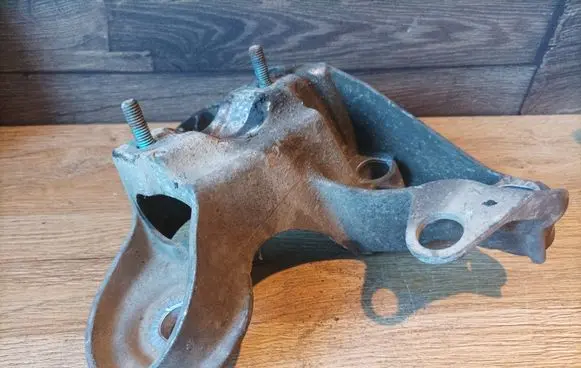 Volkswagen PASSAT B5 Engine mounting bracket 4B0199351B