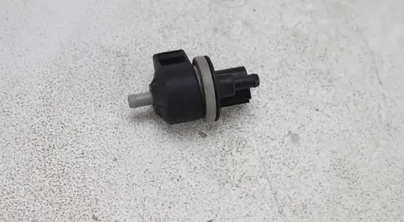 Volkswagen PASSAT B6 Vacuum valve 06D133517B 2580126A