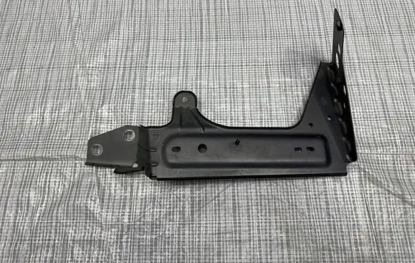 Maserati Grecale Fender mounting bracket D400
