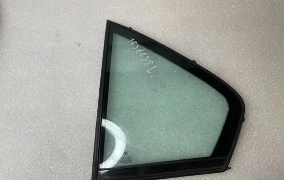BMW 7 E38 Rear vent window glass 8168121 8157177 8168125