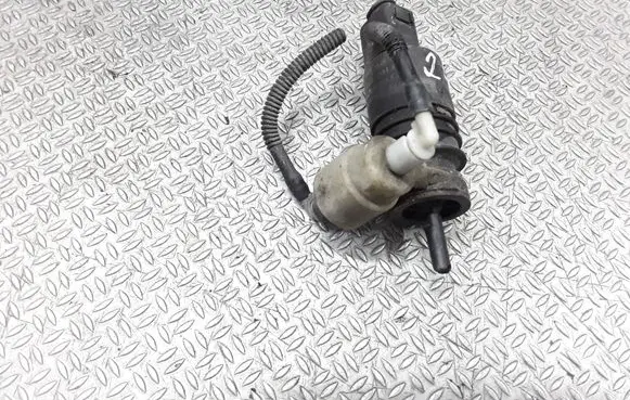 Volkswagen Touran I Windscreen/windshield washer pump