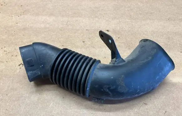 BMW 5 E60 E61 Air intake duct part 7790056