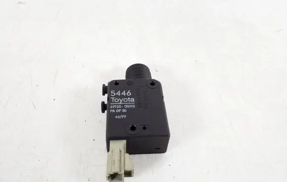 Toyota Avensis T220 Loading door lock 69150-05010