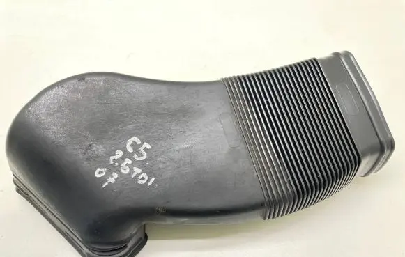 Audi A6 S6 C5 4B Air intake hose/pipe 8D0129617E
