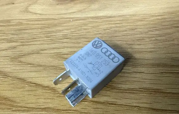 Volkswagen PASSAT B6 Other relay 1K0951253