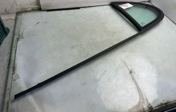 Seat Leon (1M) Rear vent window glass 423