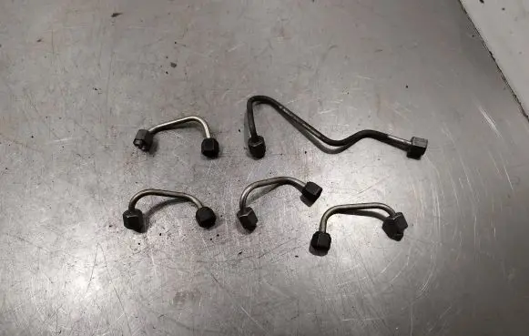 Fuel injector supply line/pipe