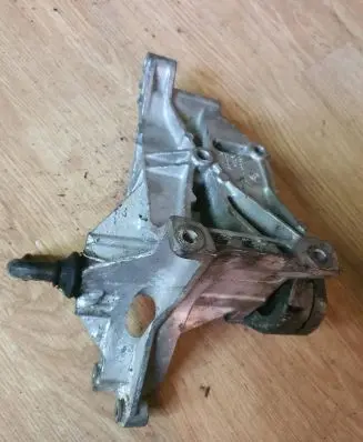 Volkswagen Golf III Engine mounting bracket 028903143AB