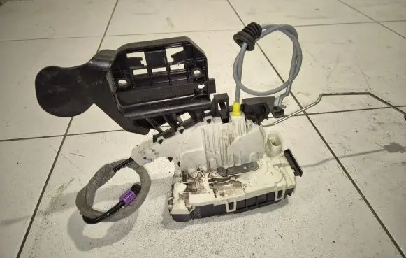 Mercedes-Benz ML W166 Front door lock A1667200735