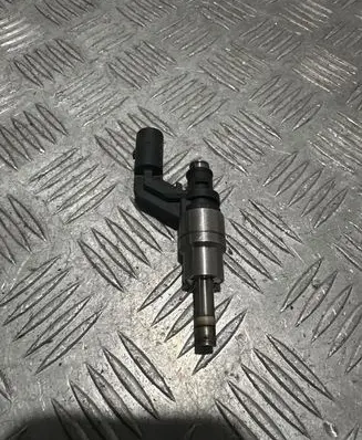 Volkswagen Golf V Fuel injector 0261500016