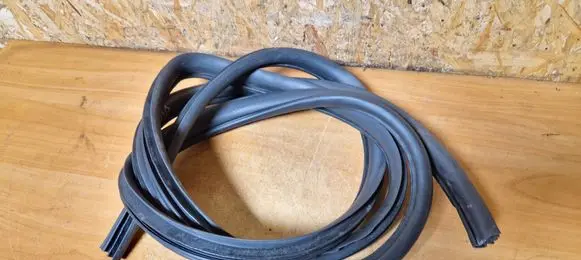 Opel Antara Front door rubber seal 