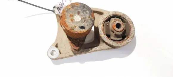 Toyota RAV 4 (XA30) Engine mount bracket