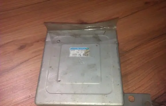 Mazda 323 Engine control unit/module b3s818881 b3s8