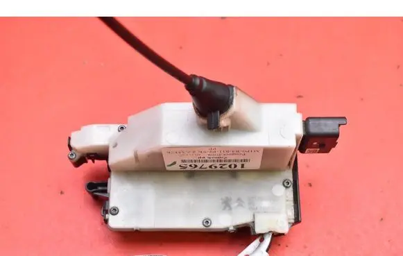 Peugeot 2008 I Front door lock 981250078
