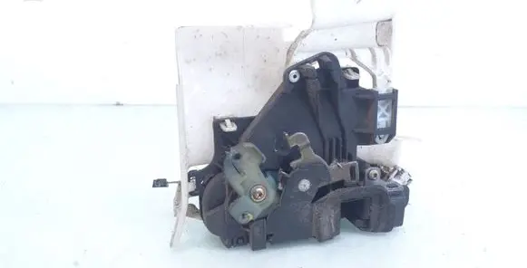 Volkswagen Polo Front door lock 3B1837015