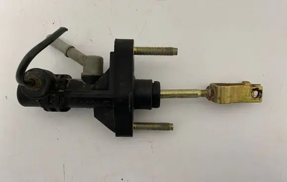 Toyota Yaris Clutch master cylinder 311033L1