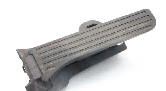 Volkswagen Touran I Accelerator throttle pedal 65104100