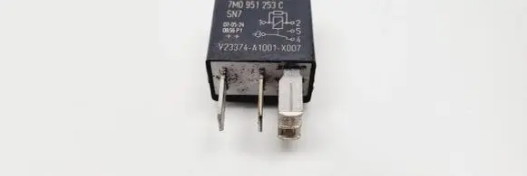 Volkswagen PASSAT B6 Other relay 7M0951253C