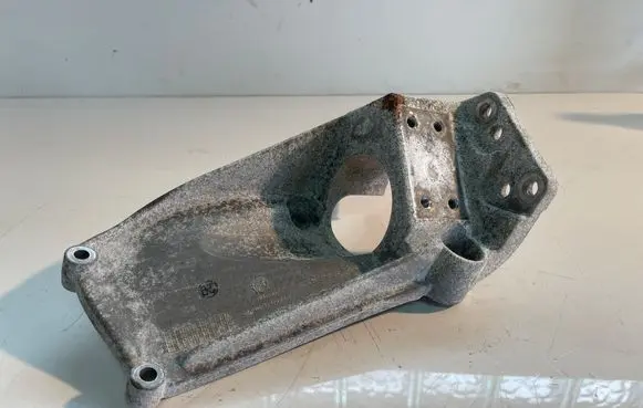 Volvo XC90 Engine mounting bracket 31370633