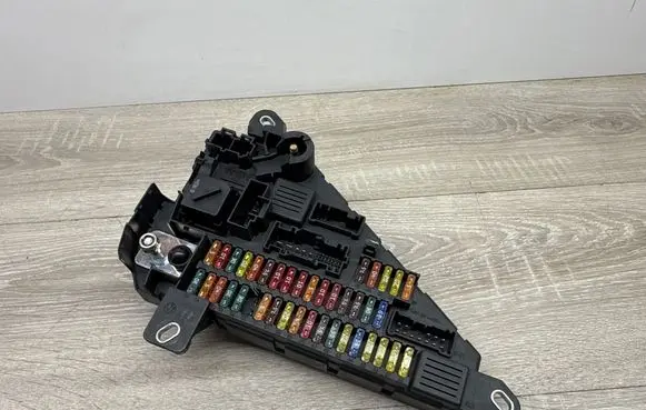 BMW 5 E60 E61 Fuse module 6906619