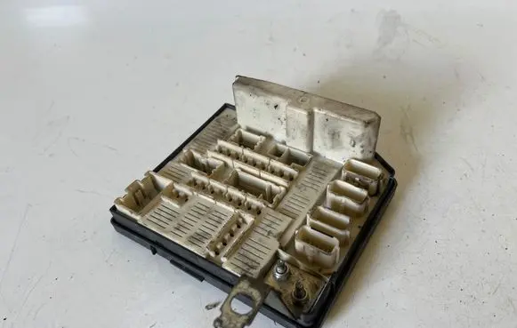 Renault Trafic II (X83) Fuse module 8200481863 5191590A6 6898443587