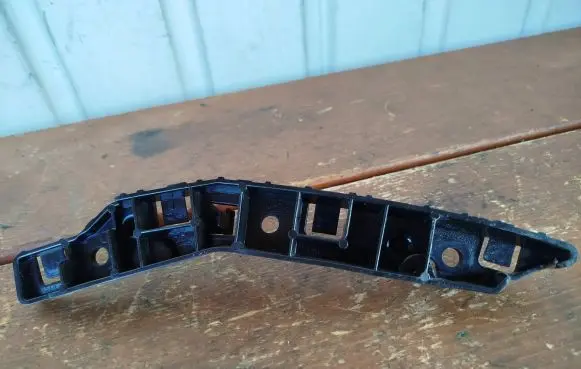 Peugeot 3008 II Front bumper mounting bracket 9825853680