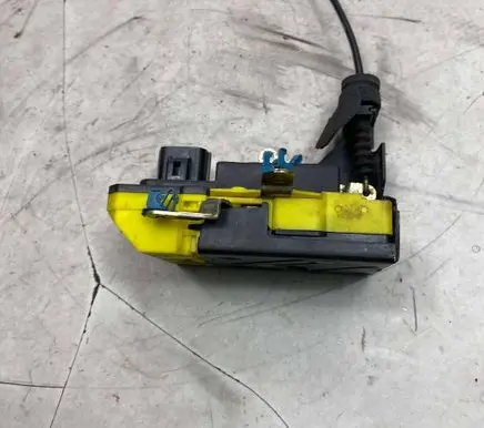 Volvo XC90 Front door lock 82PR