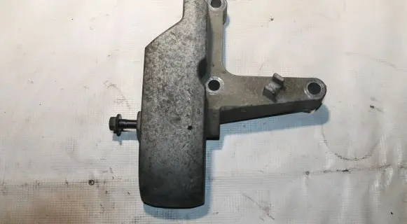 Volvo XC90 Engine mount bracket 30680710