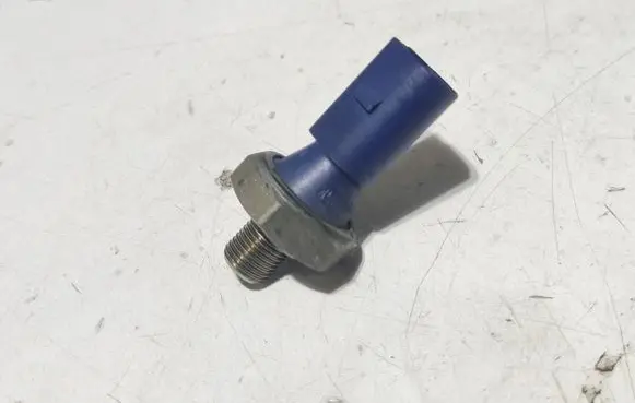 Volkswagen Jetta VI Oil pressure sensor 06H919081A