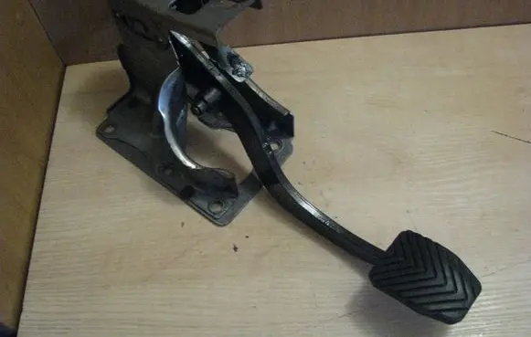 Dodge Avenger Brake pedal