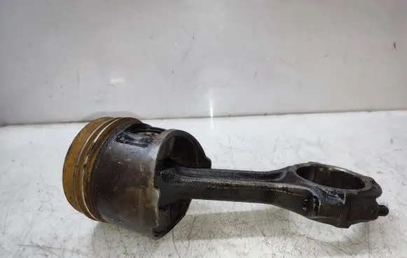 Mitsubishi L200 Piston with connecting rod