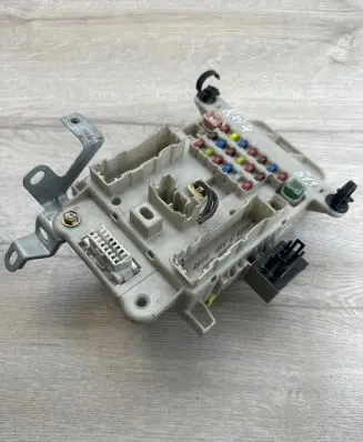 Toyota RAV 4 (XA20) Fuse module AM140A