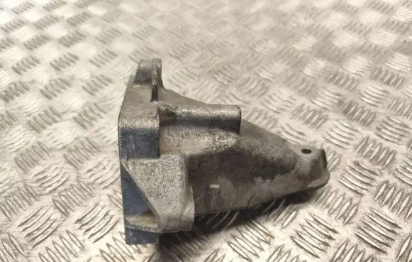 Mercedes-Benz E W212 Engine mounting bracket A2712232704