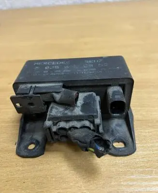 Mercedes-Benz E W210 Other relay 0255452832 D7124