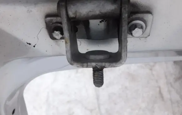 Mitsubishi Colt Tailgate/trunk/boot hinge