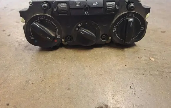 Volkswagen Touran I Climate control unit