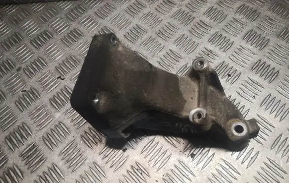 Mercedes-Benz E W211 Engine mounting bracket 6112230704 A6112230704