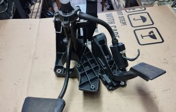 Chrysler Pacifica Pedal assembly 04683921AJ