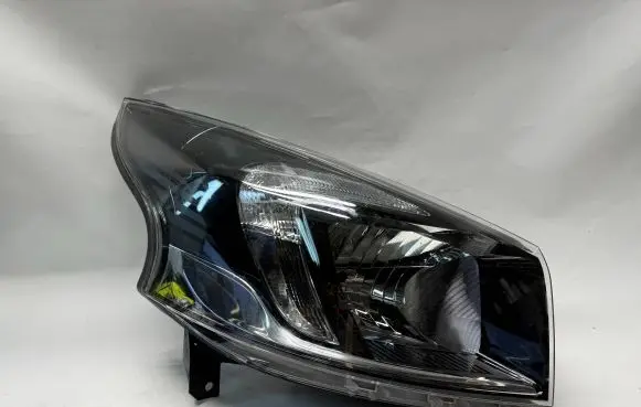 Renault Trafic III (X82) Headlight/headlamp 260104643R