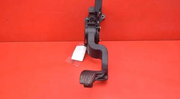 Chrysler Delta Accelerator throttle pedal 517856400