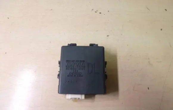 Toyota Avensis T270 Door control unit/module 8597052050 G761